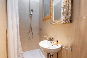 Comfort-Apartment, 2 Schlafzimmer, Nichtraucher | Badezimmer | Dusche, Regendusche, Haartrockner, Bidet