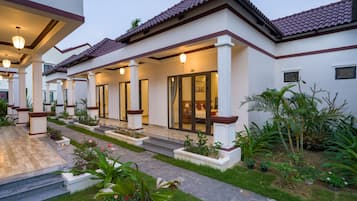 Deluxe Studio, 1 King Bed, Balcony, Garden View | Courtyard view