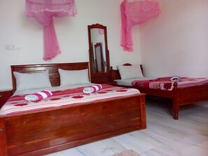 Kolmen hengen deluxe-huone | 3 makuuhuonetta, ilmainen Wi-Fi, vuodevaatteet