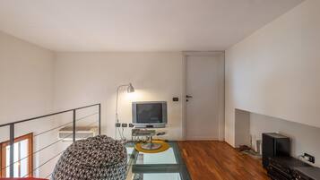 Comfort Apartment, Multiple Beds, Non Smoking | Living room | Flat-screen TV