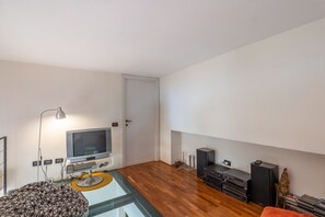 Comfort Apartment, Multiple Beds, Non Smoking | Living room | Flat-screen TV
