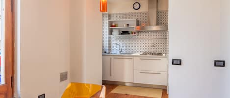 Departamento Confort, varias camas, para no fumadores | Cocina privada | Refrigerador, microondas, horno y parrilla de estufa