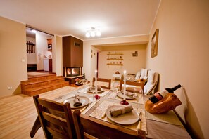 Apartment, Multiple Beds, Non Smoking | Living room