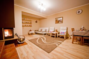 Appartamento, letti multipli, non fumatori | Area soggiorno | Smart TV