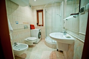 Apartment, Mehrere Betten, Nichtraucher | Badezimmer | Dusche, kostenlose Toilettenartikel, Haartrockner, Bidet