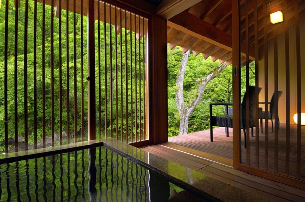 Suite Premium, salle de bains privée, dans les dépendances (with Private Open-air Bath, KATSURA) | Vue de la chambre