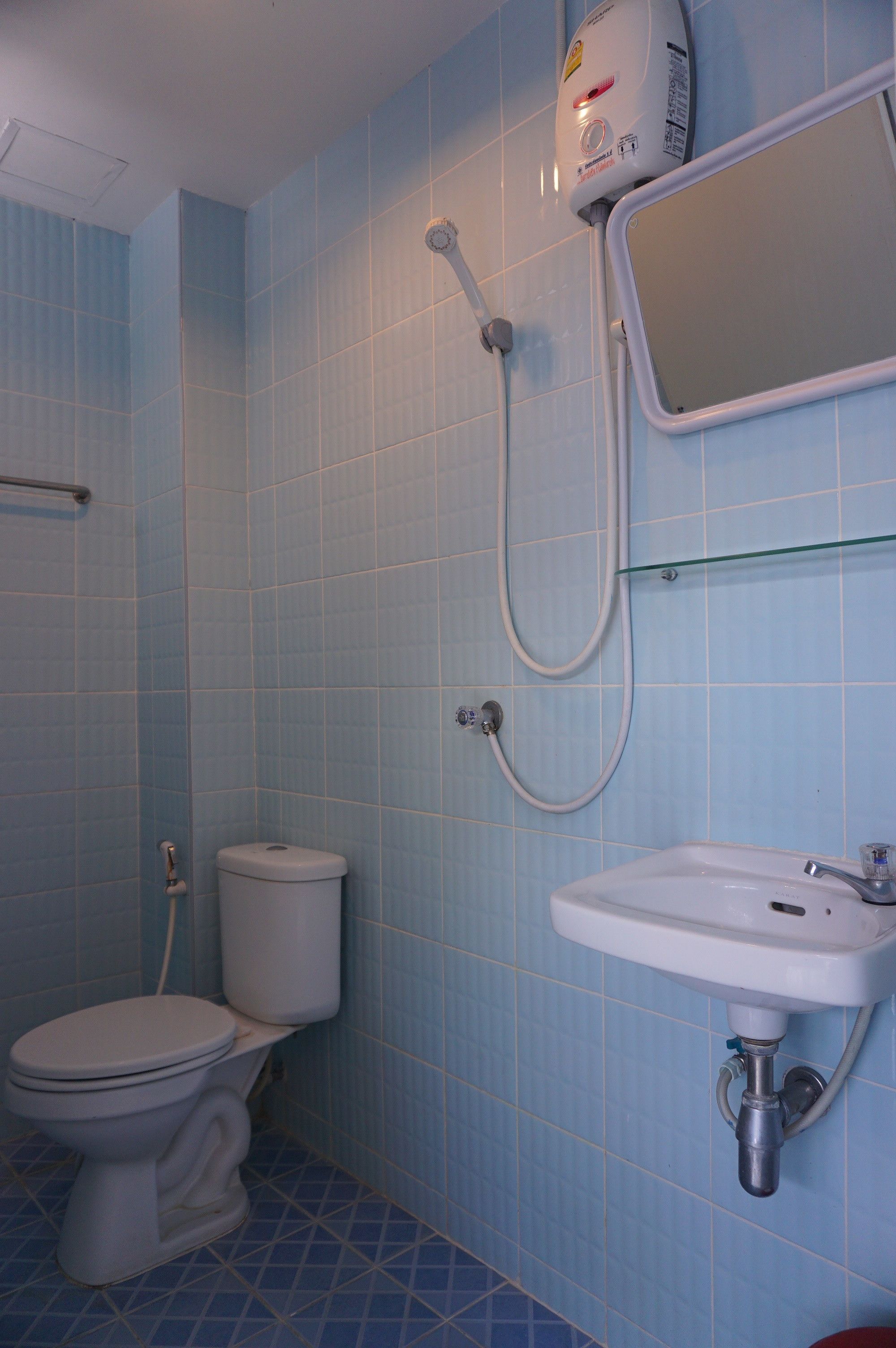 double room with air-con | bathroom | shower, free toiletries, hair dryer, towels