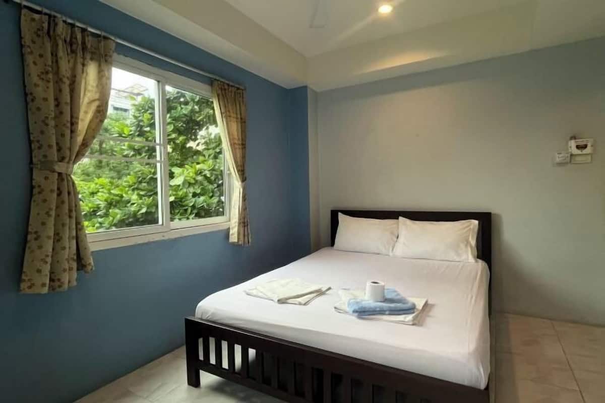 WiFi (free), bed sheets