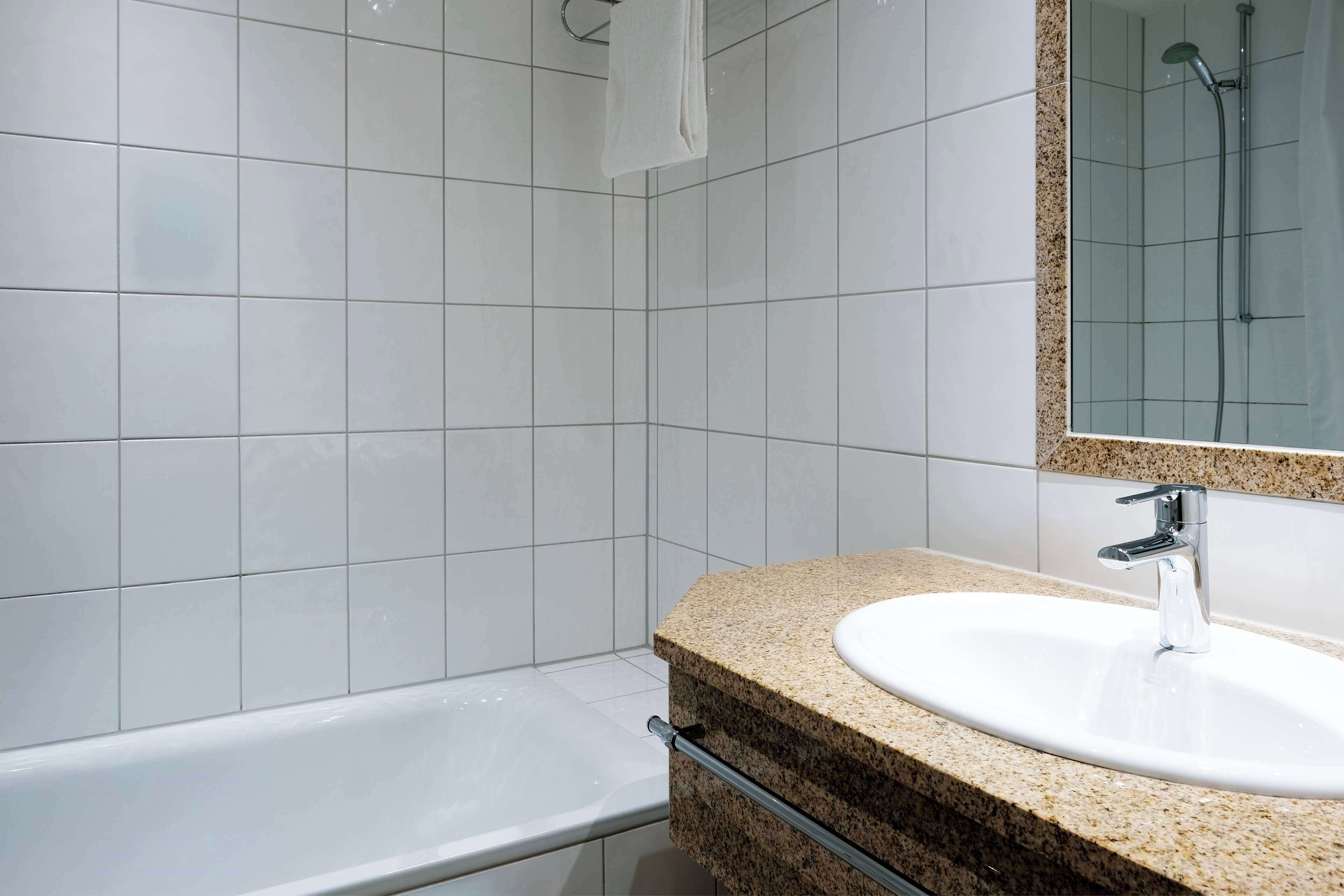 room, 1 single bed | bathroom | combined shower/bathtub, deep-soaking bathtub, free toiletries