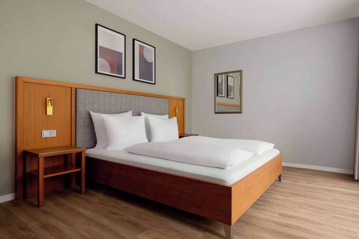 Suite, Meerdere bedden, niet-roken | Hypoallergeen beddengoed, een minibar, een kluis op de kamer, een bureau