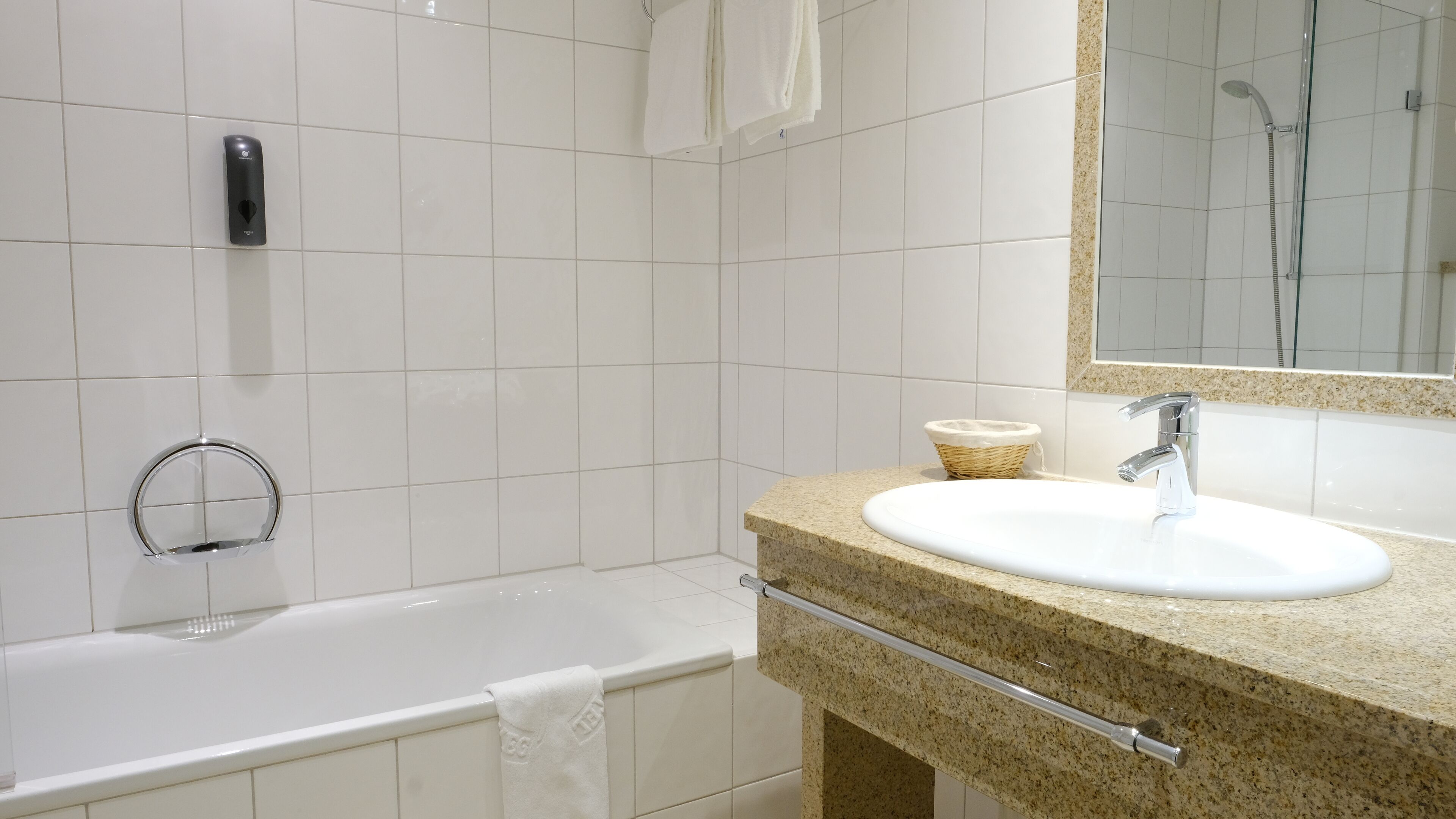 business room, 2 single beds | bathroom | combined shower/bathtub, deep-soaking bathtub, free toiletries