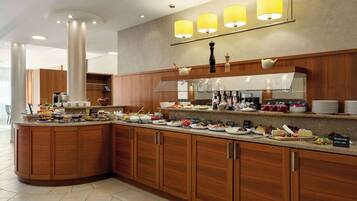 Petit déjeuner buffet (19 EUR par personne)