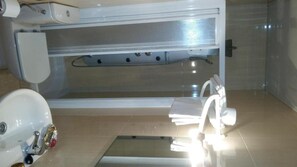 A bathroom with a bathtub, a toilet, and a sink. - Hostal Cal Jaume (Mollerussa)