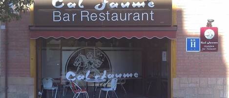 Breakfast, lunch and dinner served