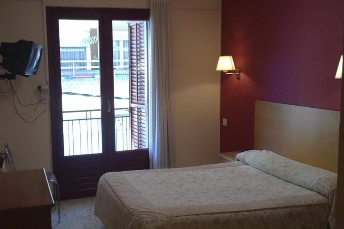 Single Room | Desk, blackout drapes, free WiFi, bed sheets