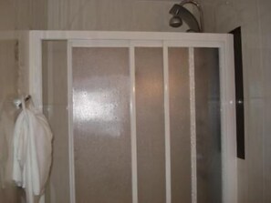 Dusche, kostenlose Toilettenartikel, Haartrockner, Handtücher