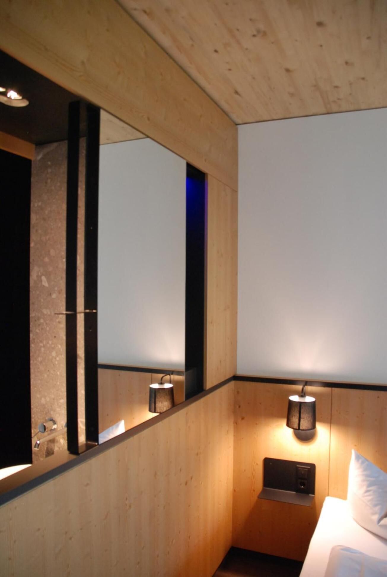 1 bedroom, desk, free wifi, bed sheets