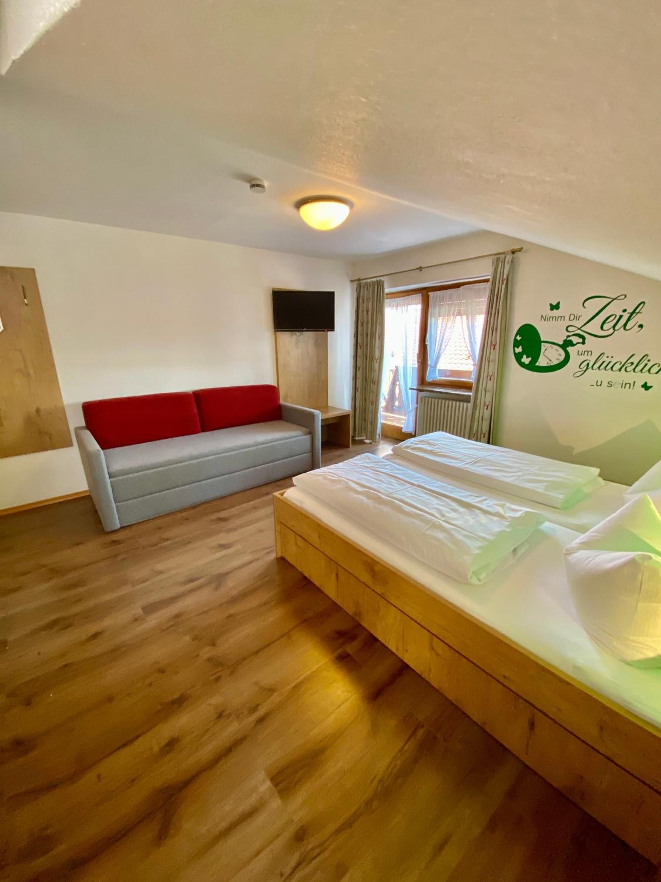 1 bedroom, desk, free wifi, bed sheets