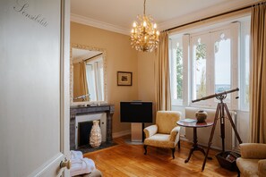 In-room safe, individually decorated, individually furnished - Chateau Valcreuse (La Roche-Posay)