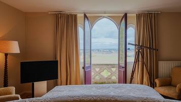 Suite (Imagination) | Peti besi dalam bilik, dihias secara berasingan