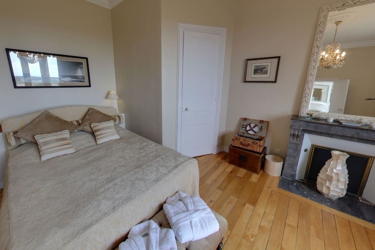 Suite (Intuition) | In-room safe, individually decorated, individually furnished
