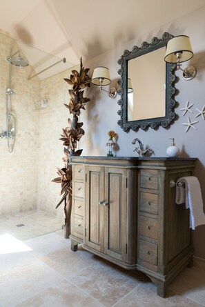 House | Bathroom | Free toiletries, towels - Chateau Valcreuse (La Roche-Posay)