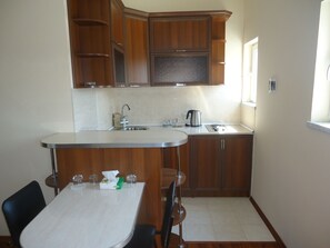 Familienapartment | Eigene Kochnische | Kühlschrank, Herdplatte, Wasserkocher mit Kaffee-/Teezubehör