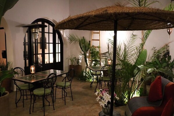 Breakfast and dinner served, local and international cuisine