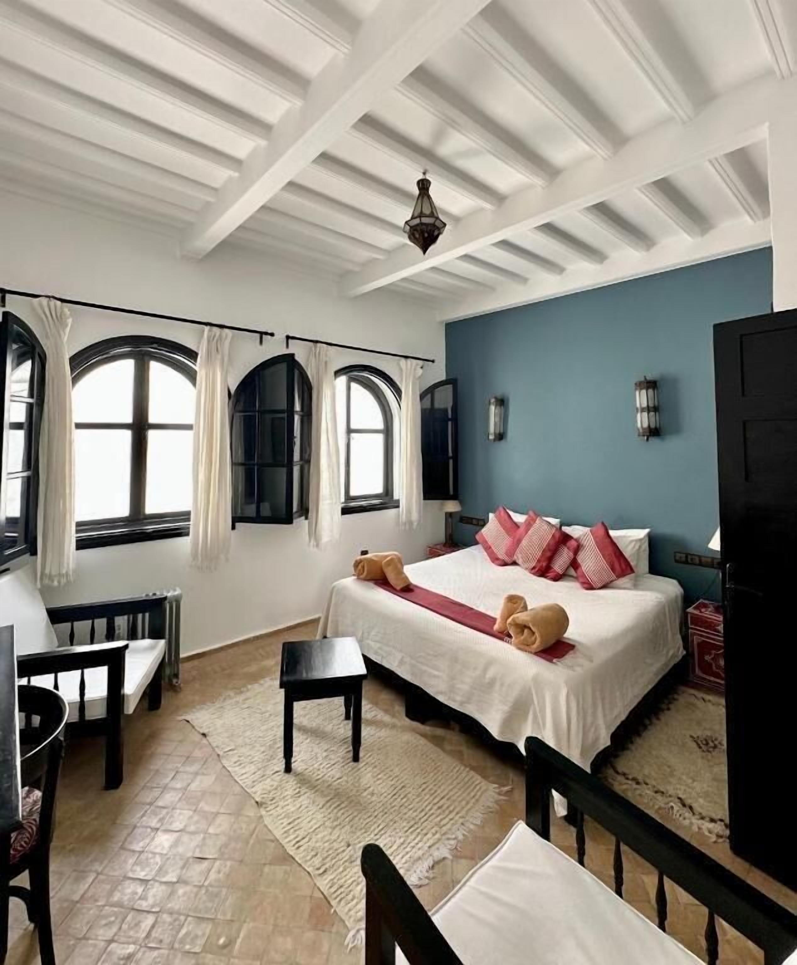 Chambre Confort double ou avec lits jumeaux (Juj) | Rideaux d’obscurcissement, accès au Wi-Fi (inclus), literie fournie