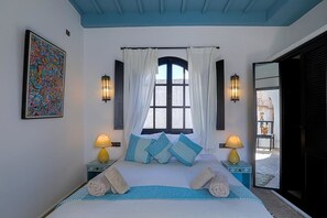 Blackout drapes, free WiFi, bed sheets