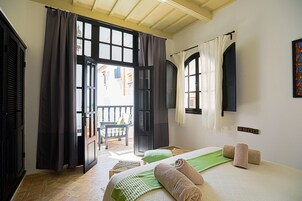 Quarto casal, sacada | Cortinas blackout, Wi-Fi de cortesia, roupa de cama