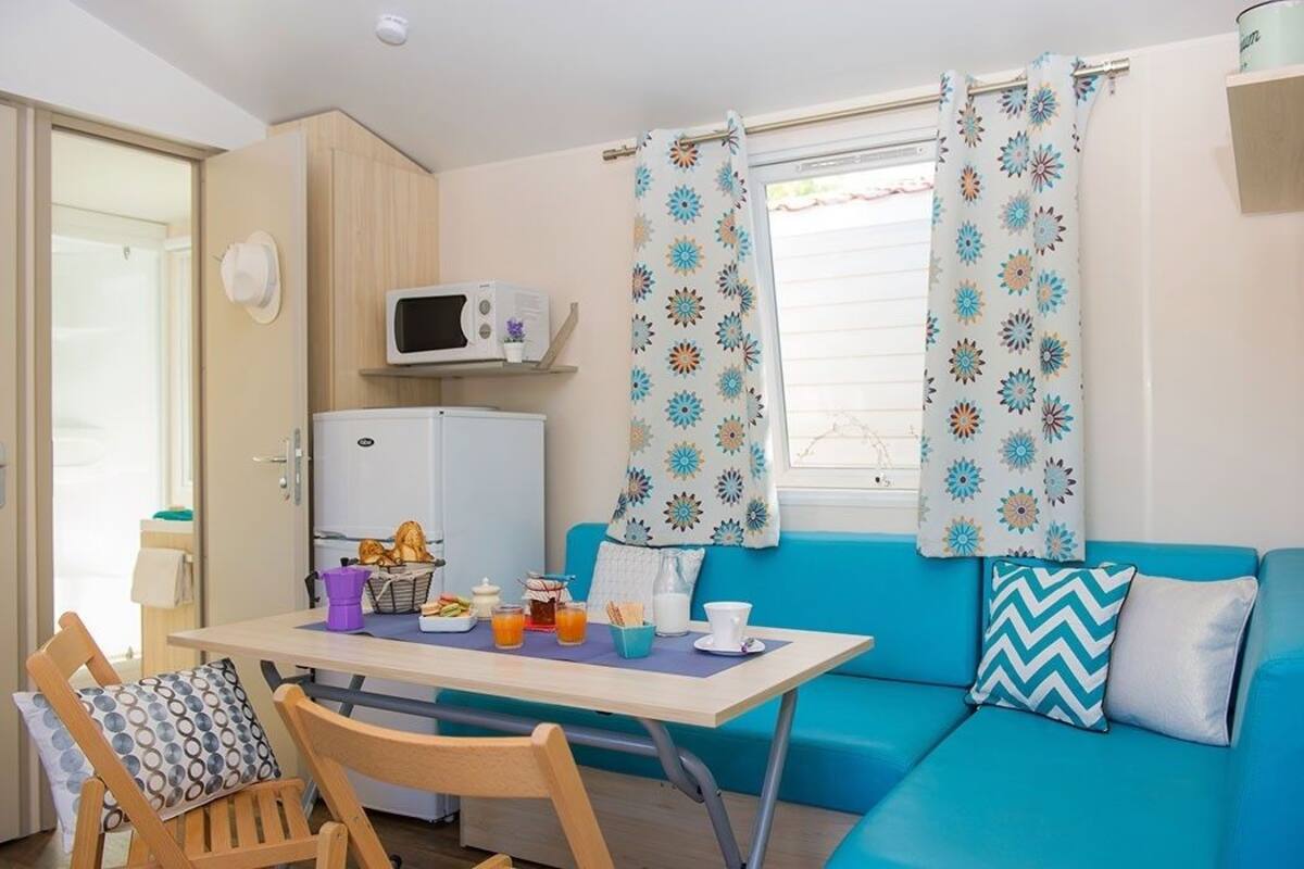 Mobile Home, 2 Bedrooms, Non Smoking (53) | Living room | Flat-screen TV