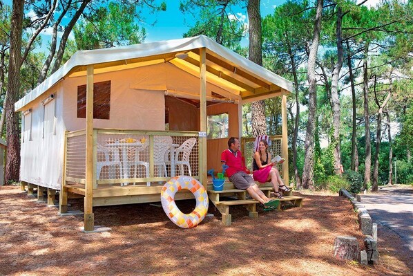 Mobile Home, 2 Bedrooms, Non Smoking (53) | Terrace/patio - Camping Le Bois Damour (Ile-Tudy)