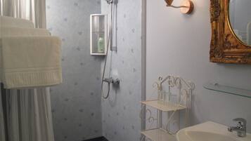 Comfort trippelrum - 2 sovrum | Badrum | Dusch, gratis toalettartiklar, hÄrtork och tofflor