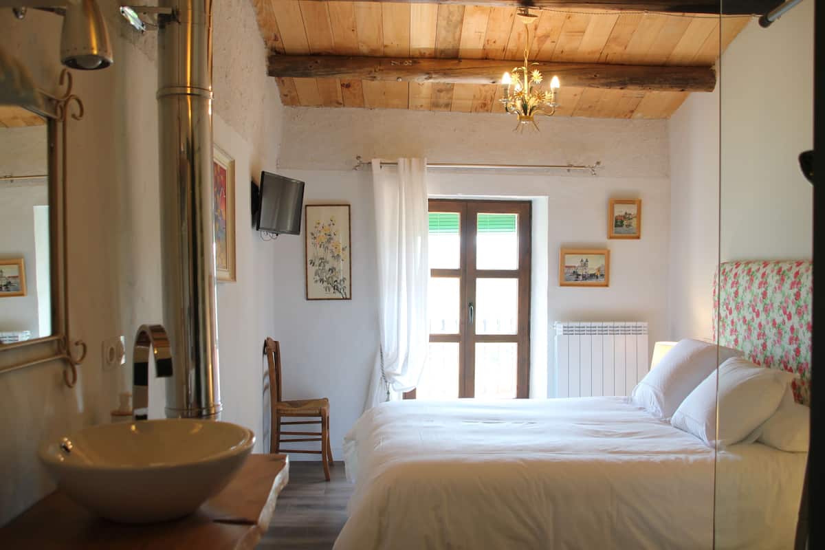 Habitación doble, balcón | Sistema de insonorización, wifi gratis, ropa de cama