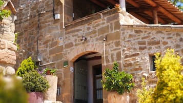 Vista frontal de la propiedad