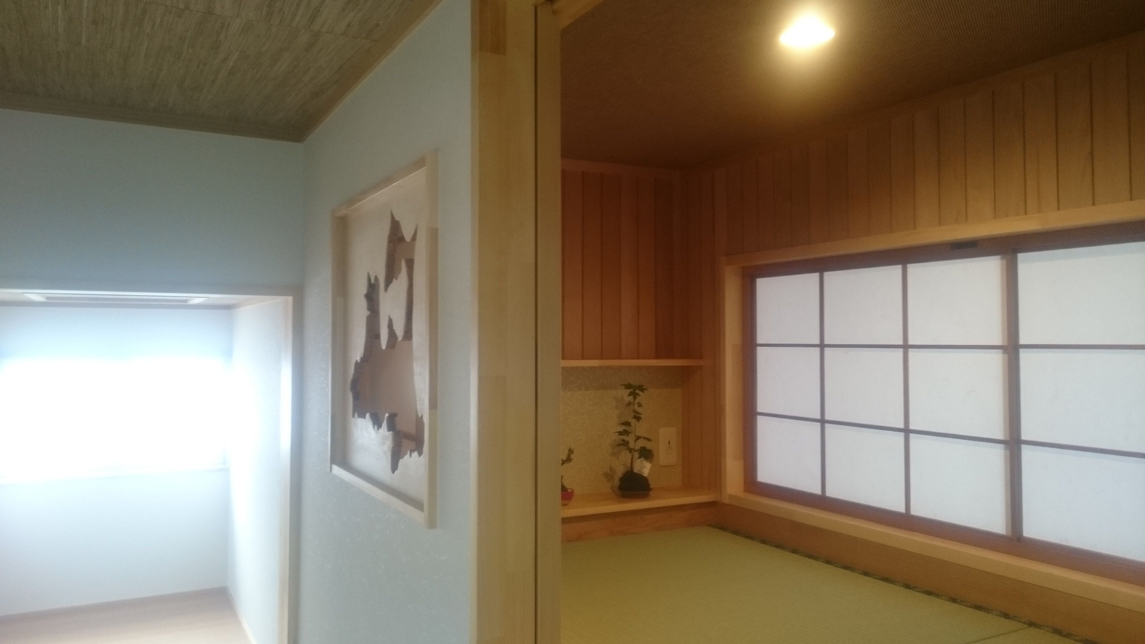 Una habitación con suelo de tatami, un biombio shoji y una decoración de estilo japonés tradicional.