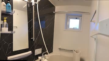 Apartment | Badezimmer | Toilette mit elektrischem Bidet, Handtücher