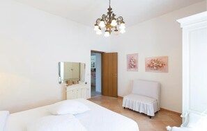 2 bedrooms, travel cot, free WiFi