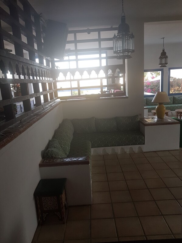 Apartment, 2 Schlafzimmer | Wohnbereich | Flachbildfernseher