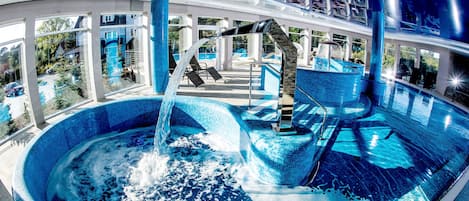 Una piscina techada, una piscina al aire libre de temporada