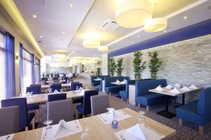 供应早餐、午餐和晚 餐，地方菜