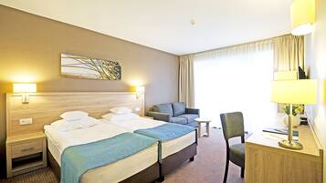 Schreibtisch, Bügeleisen/Bügelbrett, kostenlose Babybetten