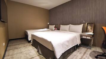 Habitació triple | Roba de llit d'alta qualitat, cobrellits i escriptori