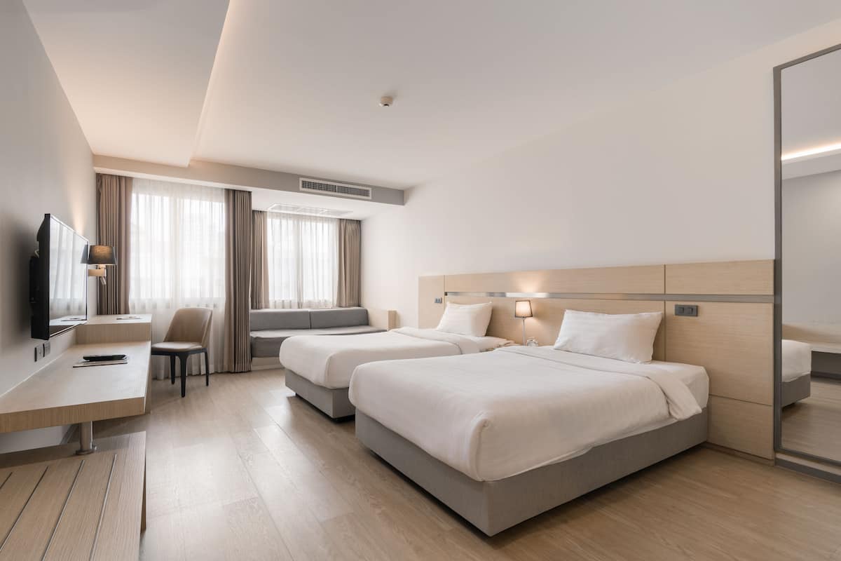 Deluxe Room (Twin Bed) | In-room safe, desk, laptop workspace, blackout drapes