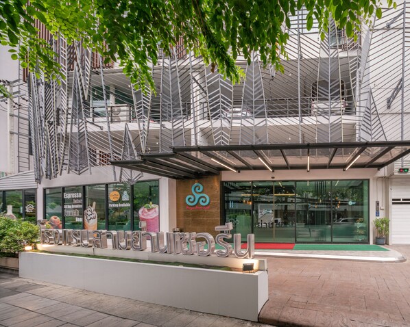 A modern building with a large sign reading "Espresso Baker" and "All Day Breakfasts". - Samyan Serene Hotel (Bangkok)