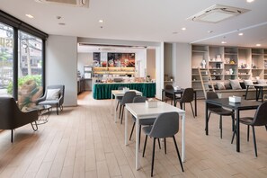 Frokost, lunsj og middag serveres, lokale retter