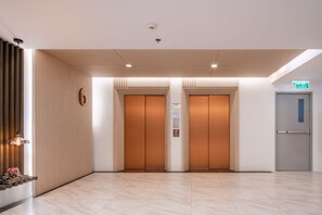 Elevator - Samyan Serene Hotel (Bangkok)