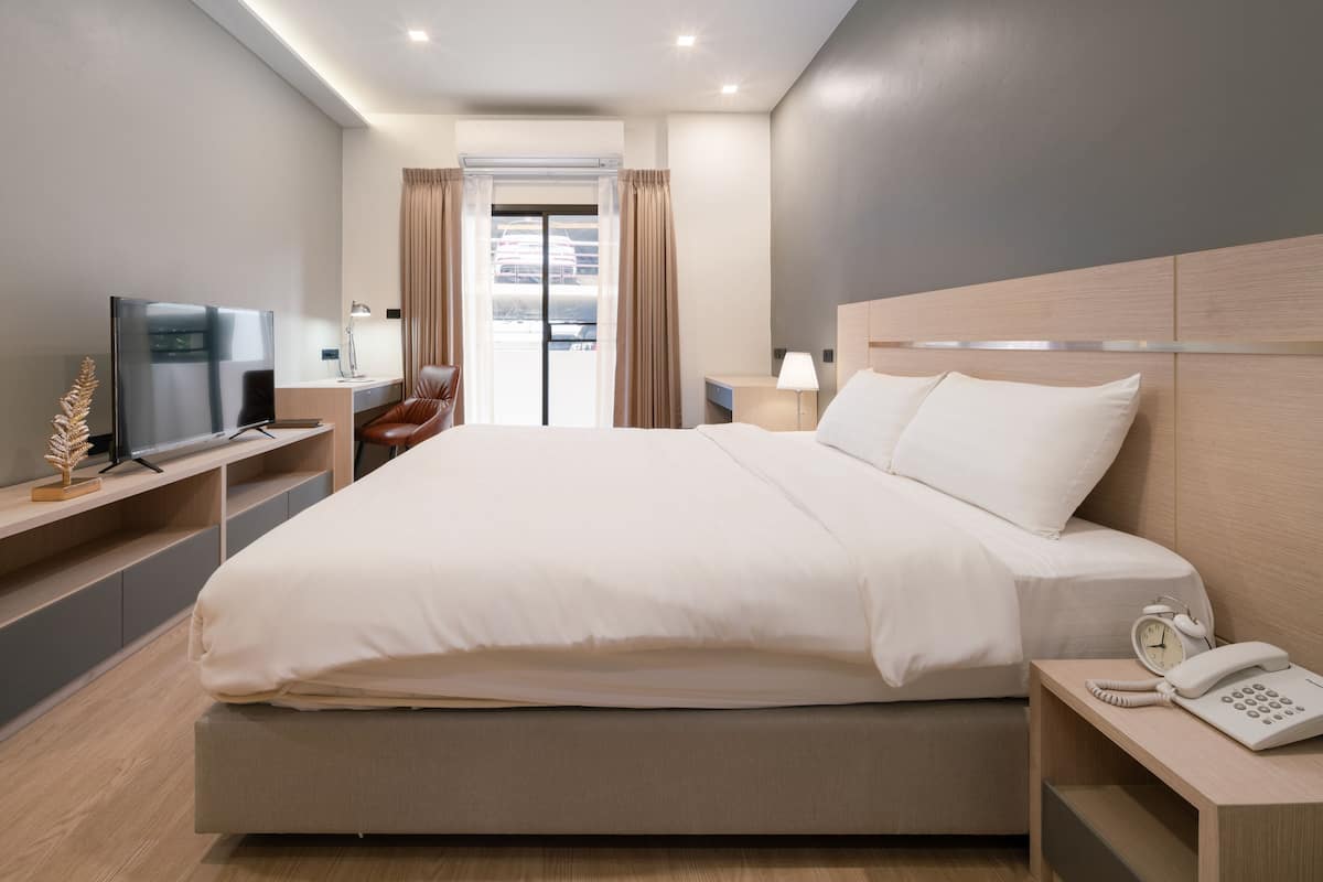 Exclusive Deluxe King Room | In-room safe, desk, laptop workspace, blackout drapes
