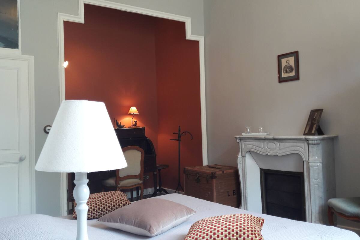 Suite (Médiévale) | Blackout drapes, individually decorated, individually furnished